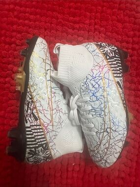 Kids White Athletic Cleats with Black Accent Pattern size 11.5/12 little kids